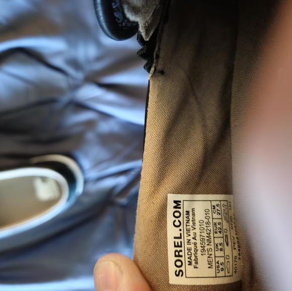 Sorely shoes. Worn a few times. Son grew out of them quickly - Picture 2 of 5